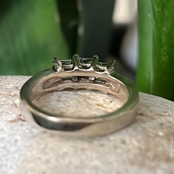 14k gold diamond and sapphire ring - Picture 9 of 12